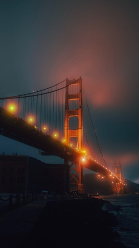 灯火通明的金门大桥夜景图