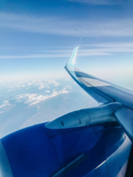 蓝色天空下的飞机机翼图片