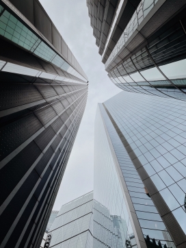 仰拍的商务写字楼建筑图片