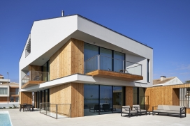 葡萄牙西海岸的现代斜屋顶房屋