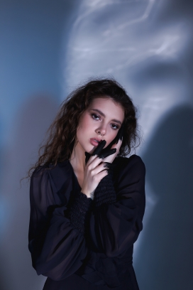 荧光下的卷发美女