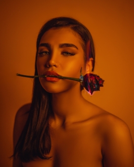 嘴巴叼单只玫瑰花的美女