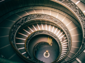 旋转的复古楼梯