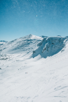 浅蓝色的雪山图