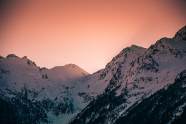 红色天空下的雪山