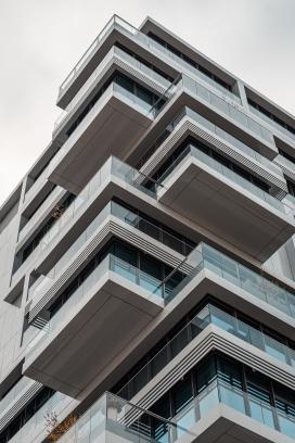 仰拍的城市阳台建筑