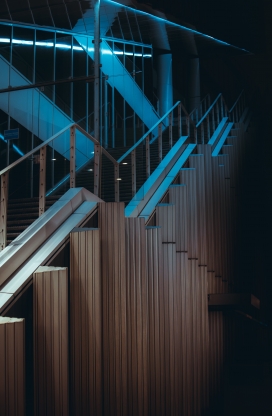 栏杆楼梯夜景图