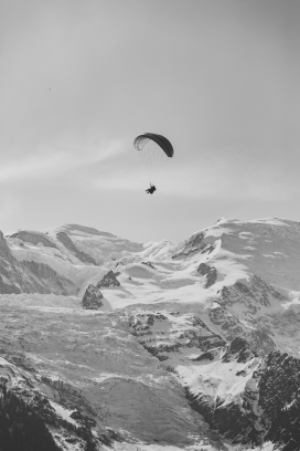 雪山上的滑翔伞运动员