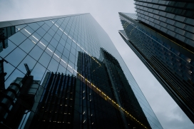 仰拍的写字楼图片