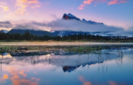 蓝紫色的湖光山色风景图