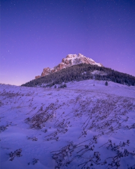 蓝紫色星空雪山图