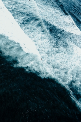 汹涌的蓝色浪花图