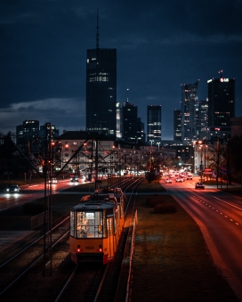 城市街道车流夜景图