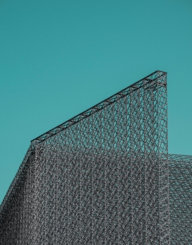 蓝天下的钢结构建筑架子