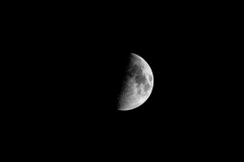 半遮面的月球黑白图片