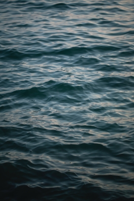 深蓝湖面湖水图片