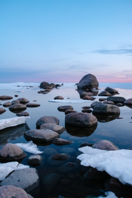 蓝色天空下的静谧之地