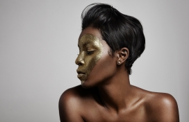 脸部涂满金箔粉的非洲短发女子