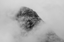 被雾气包围的山壁自然黑白风景图片