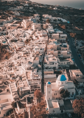希腊海圣托里尼岛白色小镇风景