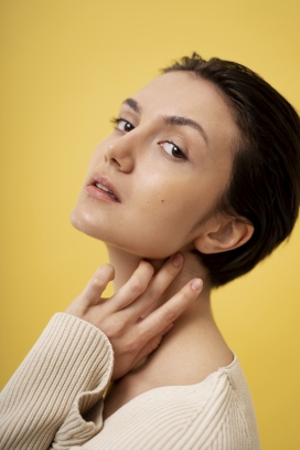 手摸脖子的短发美女