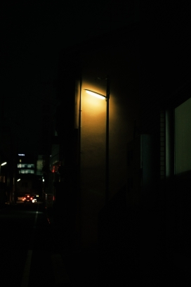 孤单的壁灯灯光