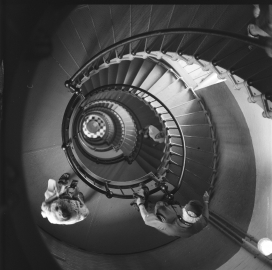 复古螺旋的楼梯黑白图片