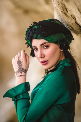身穿绿色头巾的中东女郎