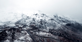 暴风雪后的雪山