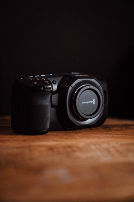木桌上的黑色单反相机