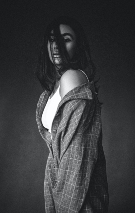 露出肩膀的格子女郎黑白图