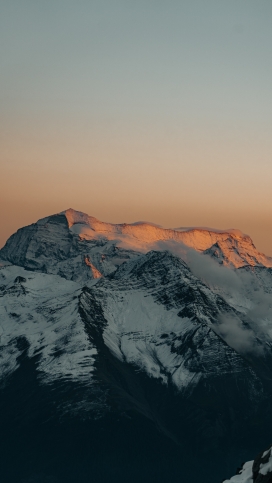 日出下的雪山风景图