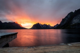 日落下的海平面海岛图