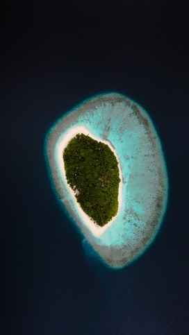 高空俯拍的蓝色海岛视角图