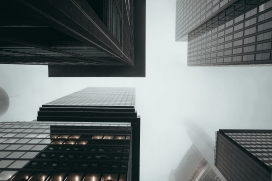 仰拍雾气中的写字楼建筑