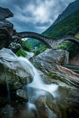 砖桥下的溪流美景