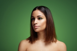 绿幕背景前的短发时尚美女