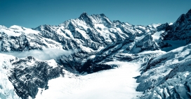 蓝白色的雪山山脉