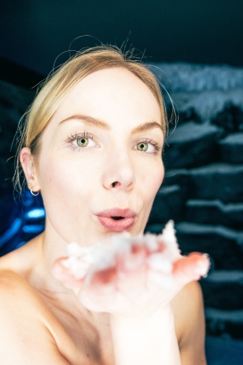 吹气的黄头发美女