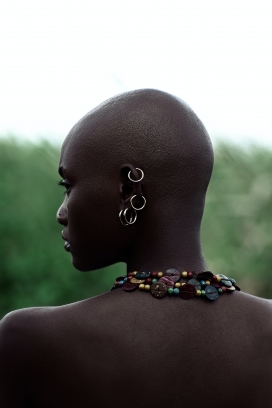 非洲戴耳钉的光头女子