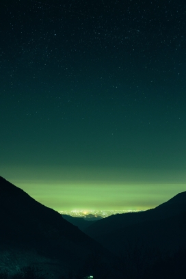 北极光下的山脉