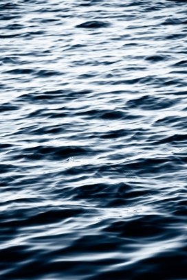 深蓝色的湖水图片