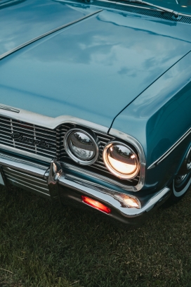 复古老式轿车车头车灯