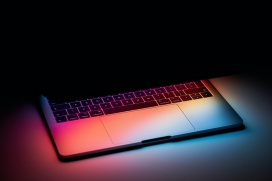 炫彩光影下的苹果笔记本电脑