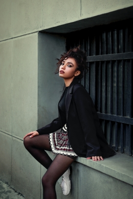 坐在窗户边上的卷发女子