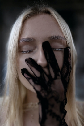 手戴黑丝手套摸脸的金发美女