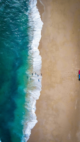 高空俯拍巴厘岛蓝色海潮沙滩