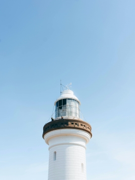 白色灯塔图片
