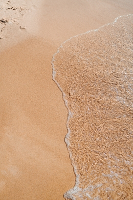金色沙滩海水图