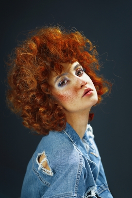 仰头的短卷发美女